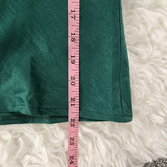 Olia Emerald Green Bell Sleeve Cowl Neck top. Size Small. New.Stylish green co - Picture 8 of 11